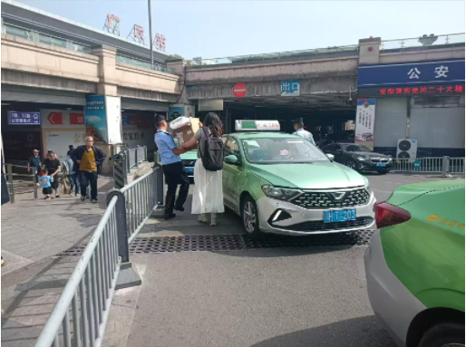 坚守执法一线，护航“五一”出行