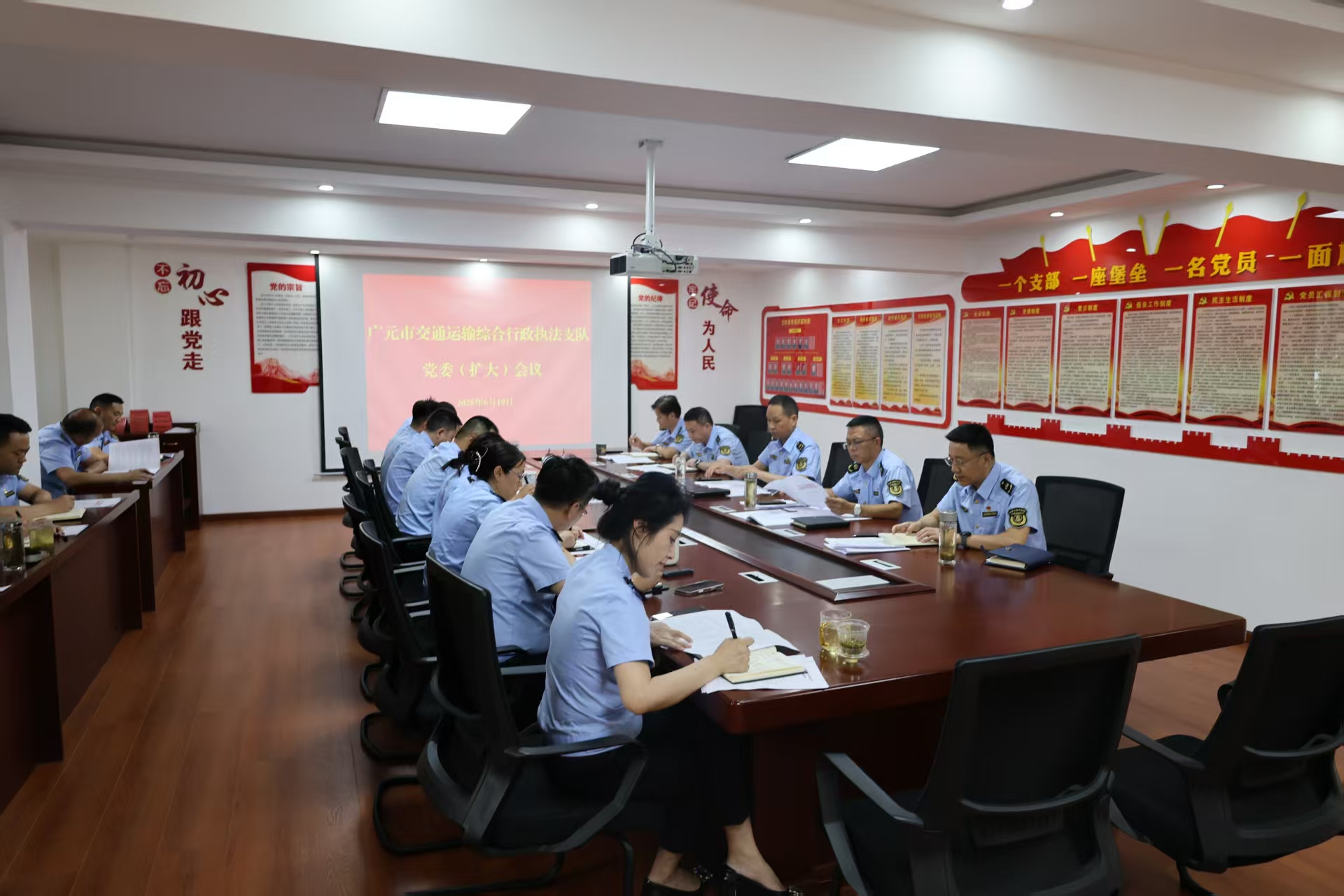 支队召开深入贯彻中央八项规定精神学习教育专题学习研讨会