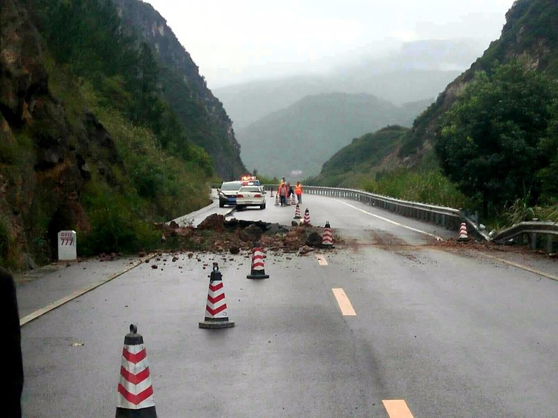 利州区公路养护段和交警部门对现场进行管制.jpg