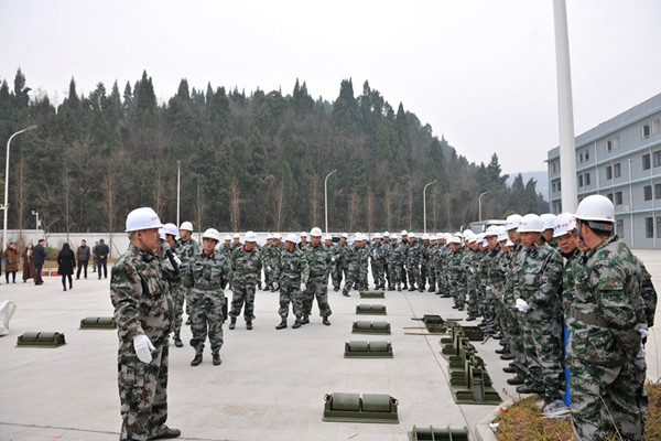 4钢桥架设现场1.JPG