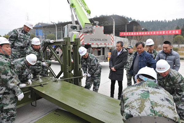 12钢桥架设现场.JPG