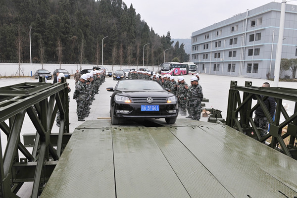 14第一辆小型客车顺利驶入钢架桥.JPG