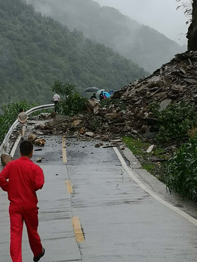 1沙曾路K21+500鹰嘴岩山体崩塌_副本.jpg