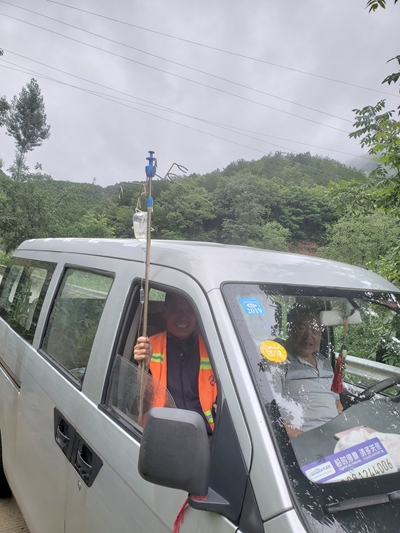 刘小明带病参加抢通.jpg