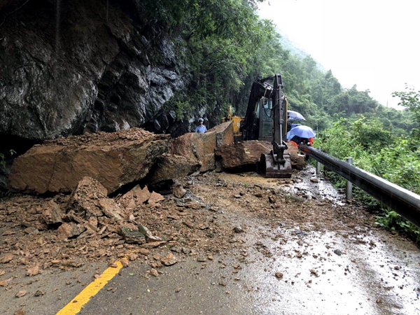 7月3日柏大路麻柳峡伏龙桥断道抢通.jpg