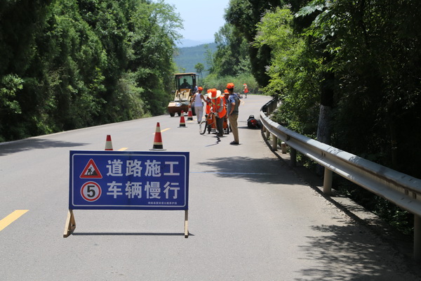 公路养护人员正处置公路安全隐患.JPG5.jpg