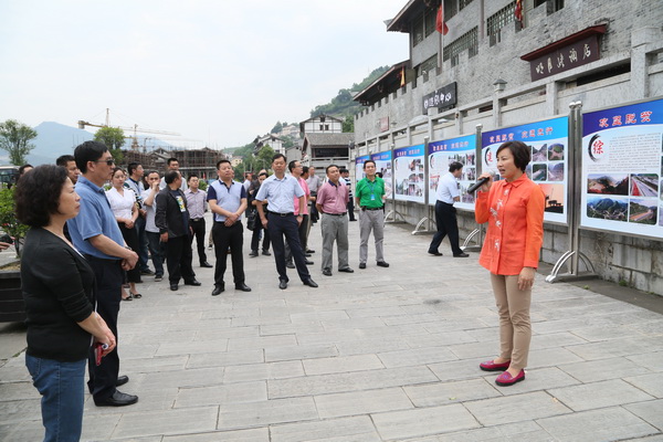 参会人员在朝天区参观农村公路建设精准扶贫项目.JPqG.jpg