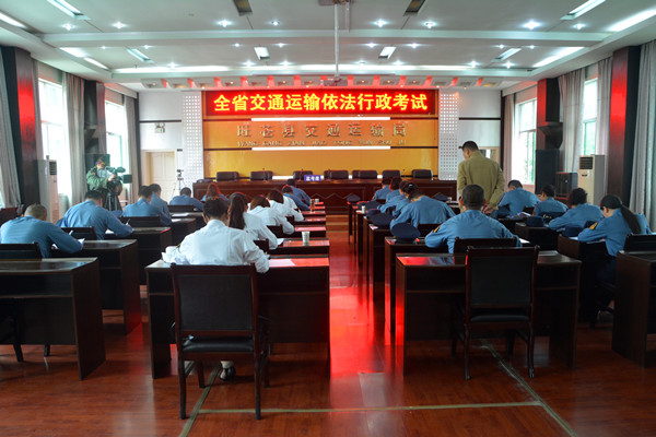 行政执法考试现场3.JPG 行政执法考试现场3.JPG