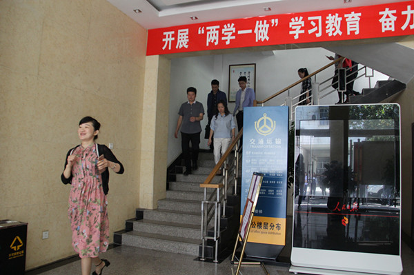 市交通运输局干部职工紧急逃生应急演练_副本.jpg 市交通运输局干部职工紧急逃生应急演练_副本.jpg