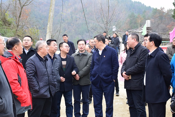 广元市委常委、常务副市长刘少敏在广平高速公路建设现场调研.JPG 广元市委常委、常务副市长刘少敏在广平高速公路建设现场调研.JPG