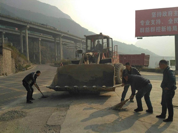 2广北二专路路面清理保洁.jpg 2广北二专路路面清理保洁.jpg