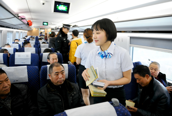 苍溪县旅游局员工在列车上向旅客发送当地旅游宣传资料—刘徽摄.jpg