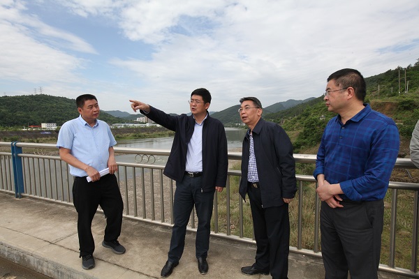 市委常委、组织部长许东明在王家渡大桥调研.jpg 市委常委、组织部长许东明在王家渡大桥调研.jpg