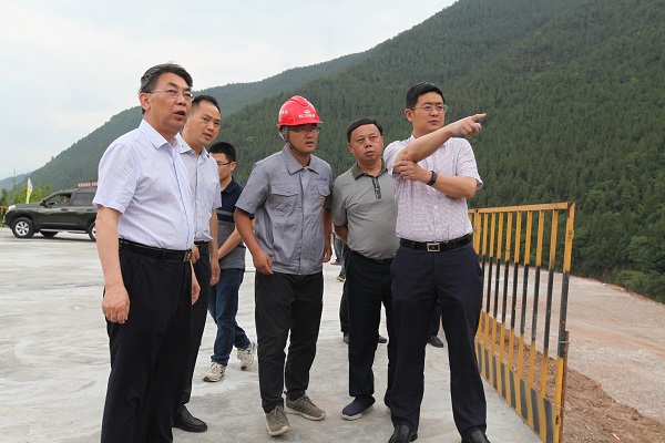 市委常委、组织部长许东明在国道212线南山隧道建设现场调研.jpg 市委常委、组织部长许东明在国道212线南山隧道建设现场调研.jpg