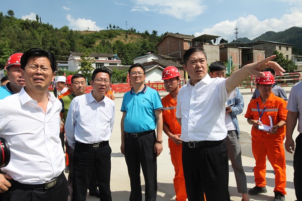 广元市委副书记、市长邹自景在广平高速公路建设现场调研.jpg 广元市委副书记、市长邹自景在广平高速公路建设现场调研.jpg