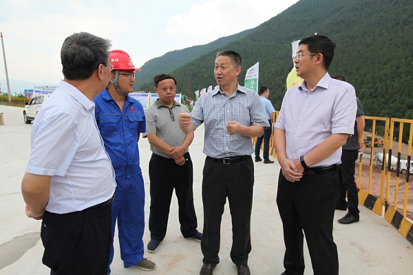 厅党组成员、总工程师陈乐生在国道212线南山隧道建设现场调研.jpg 厅党组成员、总工程师陈乐生在国道212线南山隧道建设现场调研.jpg