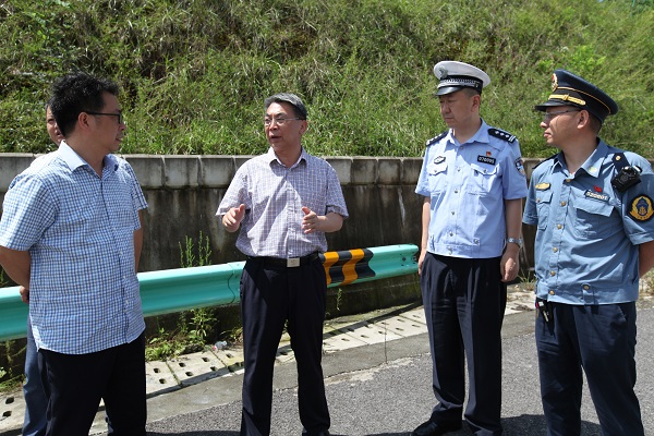 市交通运输局局长田刚富检查高速公路保通保畅和环境整治工作.JPG 市交通运输局局长田刚富检查高速公路保通保畅和环境整治工作.JPG