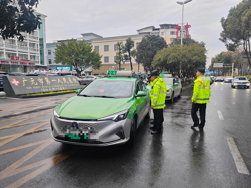 支队全力护航元旦假期群众出行