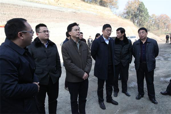 省交通运输厅党组成员,机关党委书记张勇在国道108线鸭浮岩至纺织大道