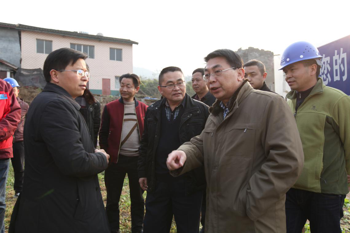 在广元经开区管委会副主任梁广生和广元市腾胜港航公司负责人的陪同下